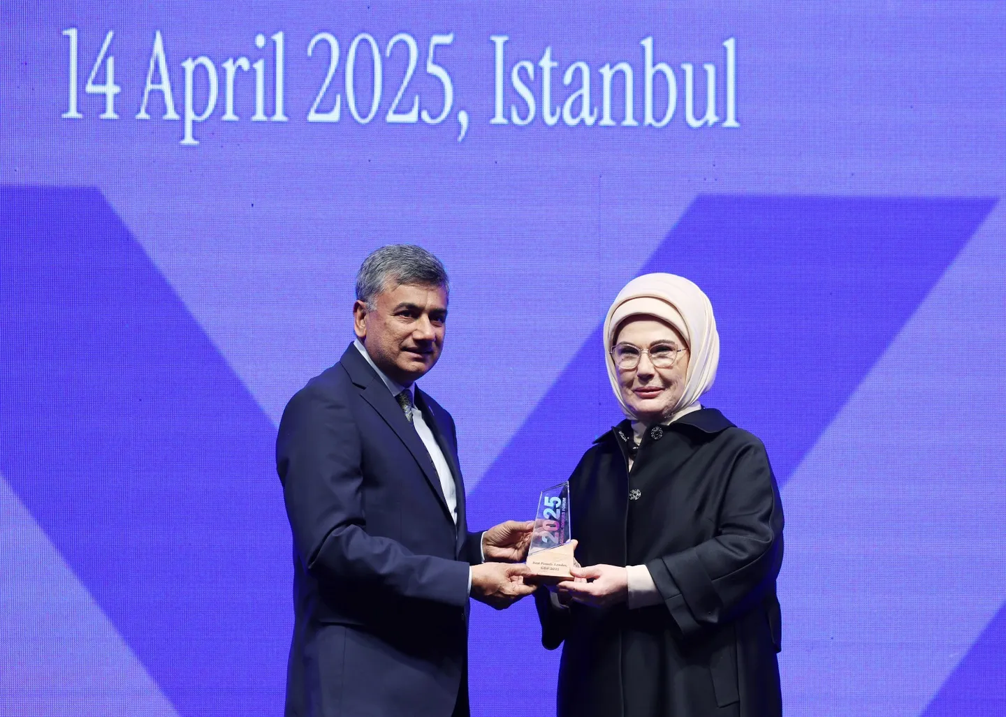 Emine Erdogan receives ‘Best Global Female Leader’ award at Global Donors Forum